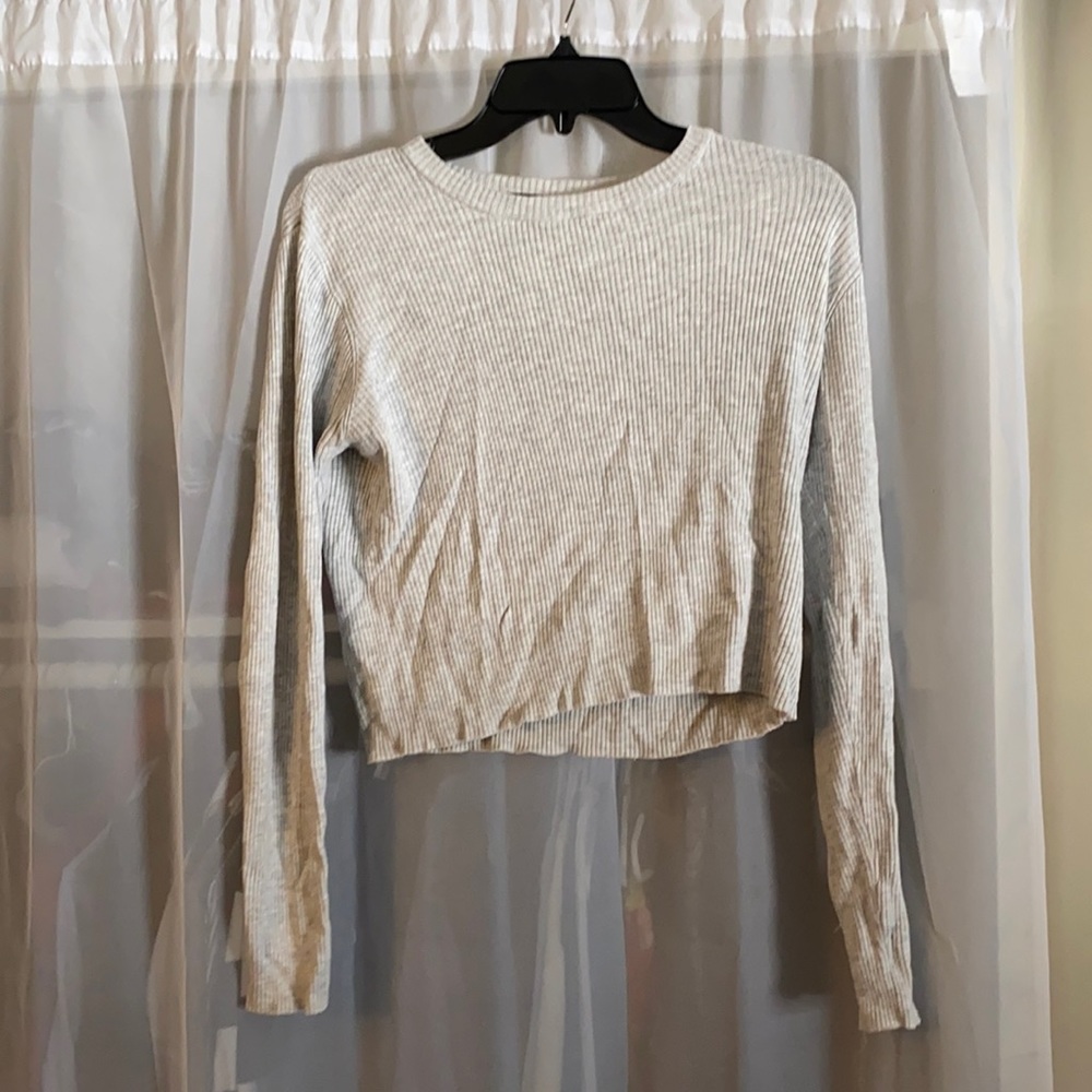 brandy melville gray cropped sweater/long sleeve